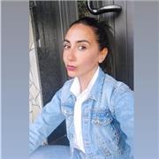 Insegnante comprensiva, attenta alle esigenze degli alunni, empatica e competente